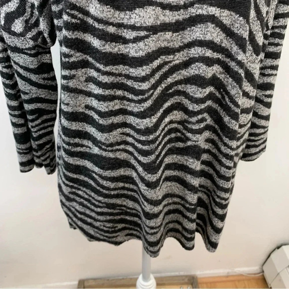 Zara Top Shirt Woman Medium  Zebra Print Boxy Black‎ Gray 3/4 Sleeve Soft Light - Picture 3 of 9